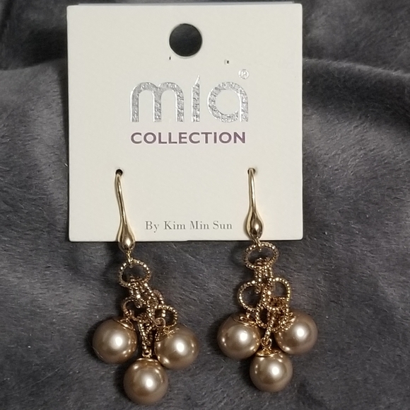 Gold Metal w/Muted Gold Tone Pearl Dangle Earrings - Picture 2 of 5